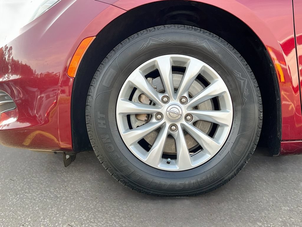 Used 2017 Chrysler Pacifica Touring w/ Tire & Wheel Group FWD image 29