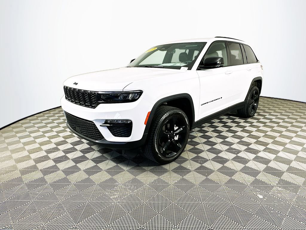 Certified 2025 Jeep Grand Cherokee Limited w/ Black Appearance Package image 6