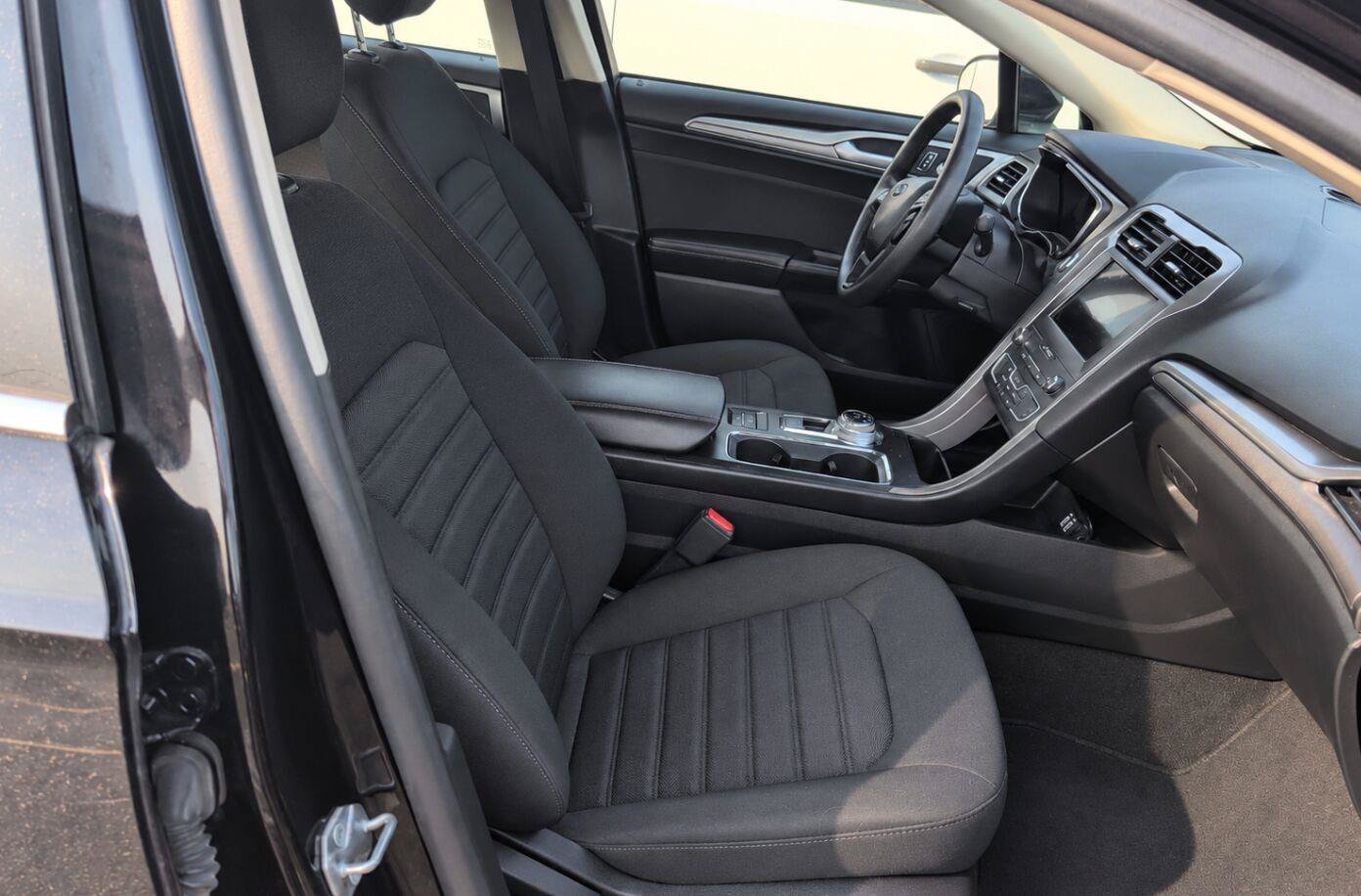 Used 2020 Ford Fusion SE FWD image 3