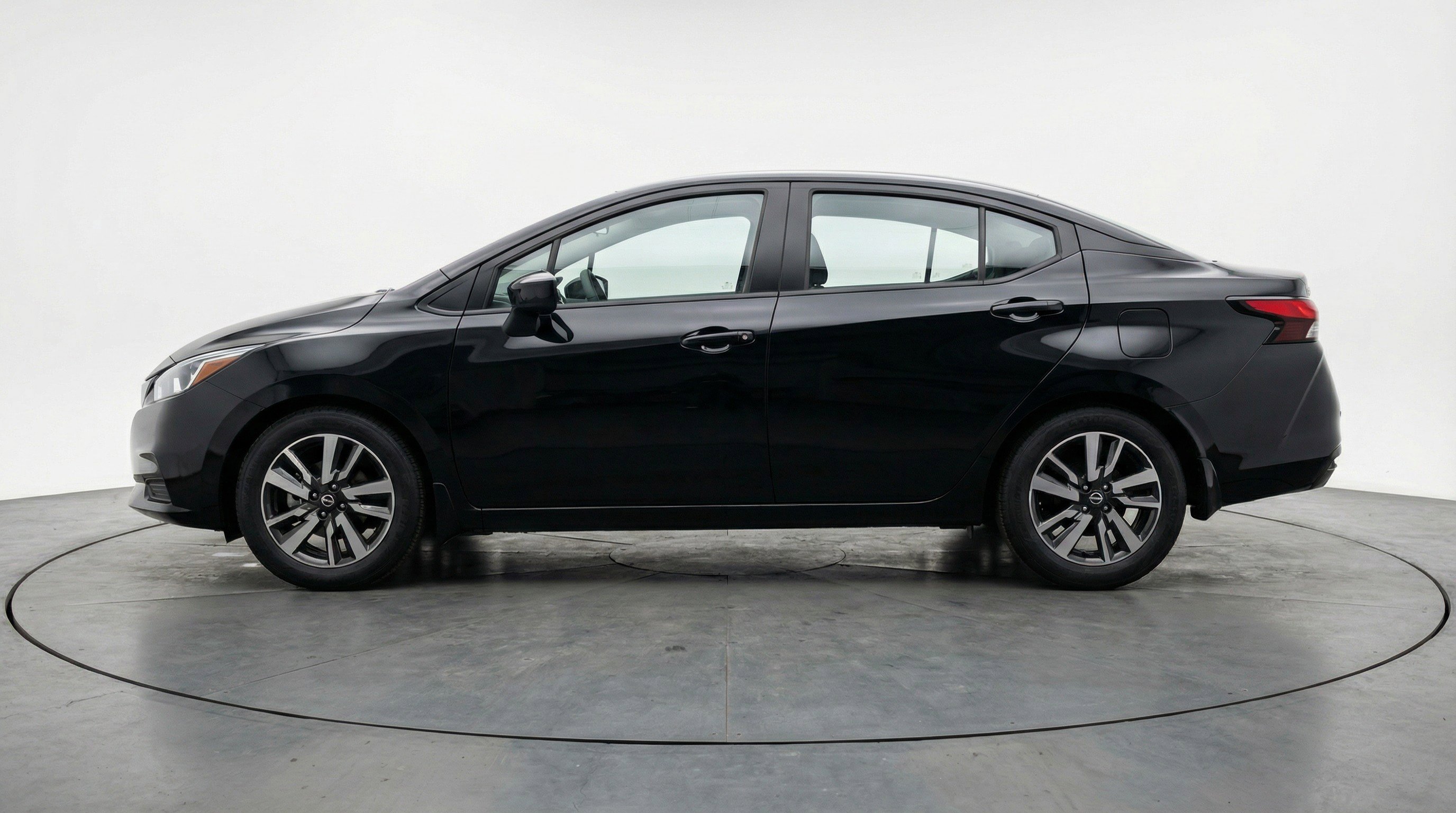 Used 2025 Nissan Versa SV image 5