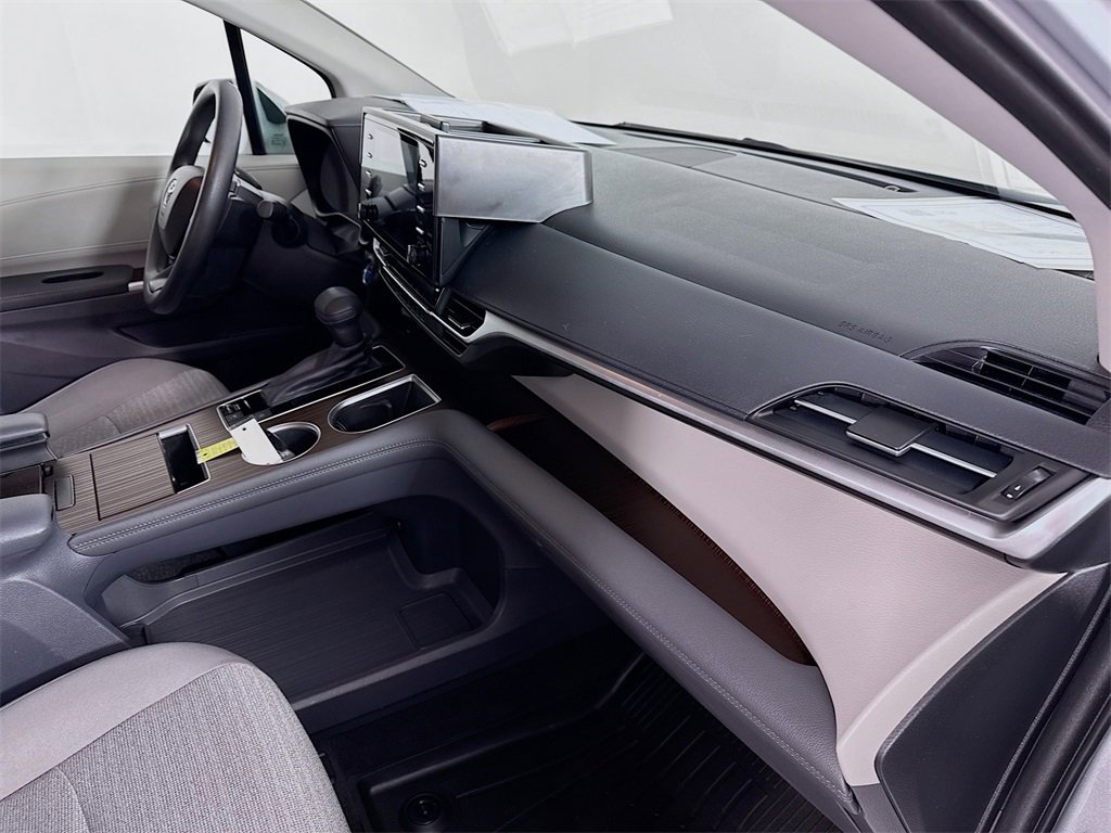 Used 2022 Toyota Sienna LE image 29