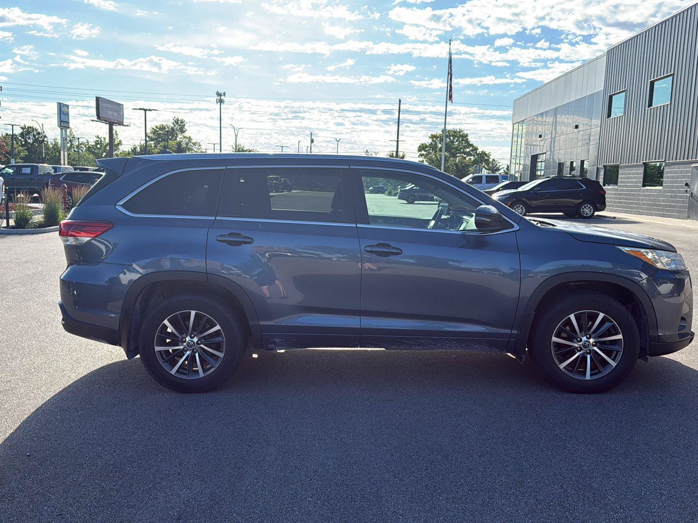 Used 2017 Toyota Highlander XLE AWD/4WD image 2