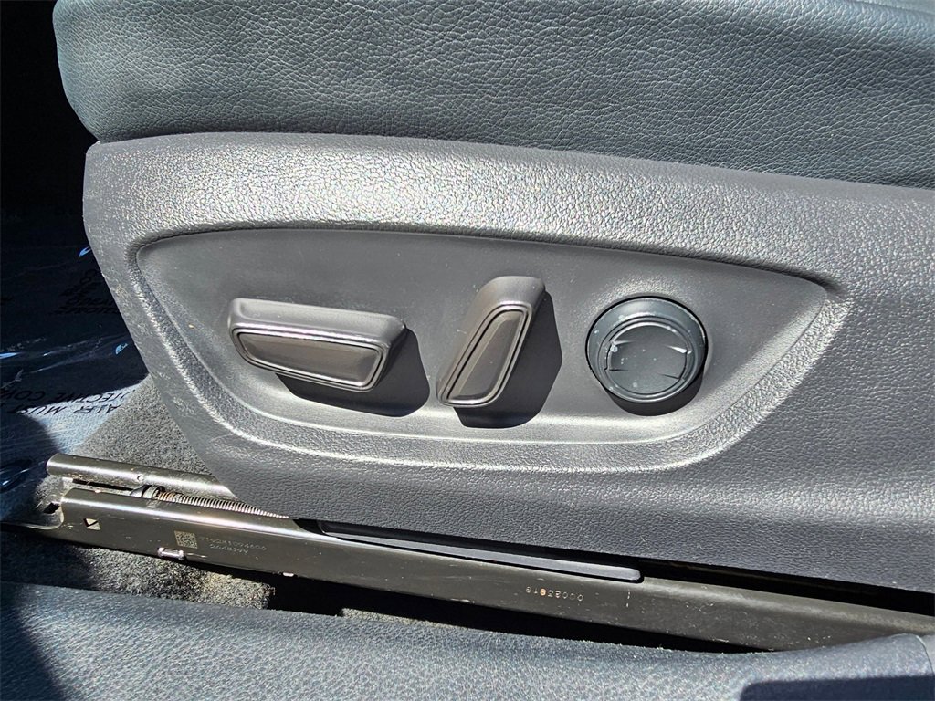 Used 2020 Toyota Camry SE image 19