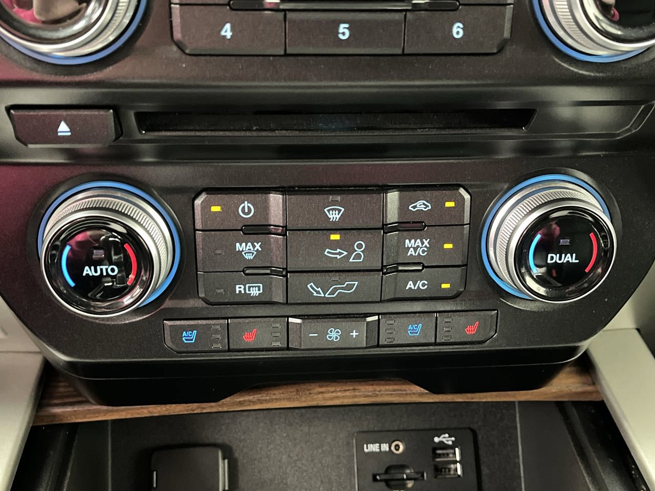 Used 2015 Ford F150 Lariat w/ Equipment Group 502A Luxury AWD/4WD image 24
