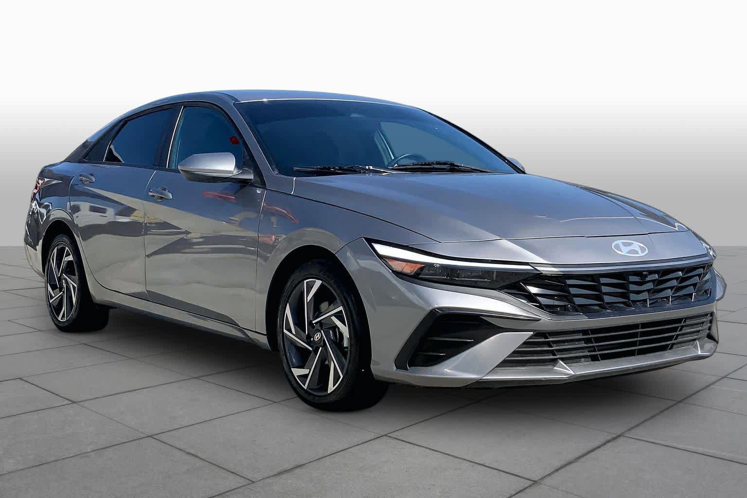 Used 2025 Hyundai Elantra Sport FWD image 3
