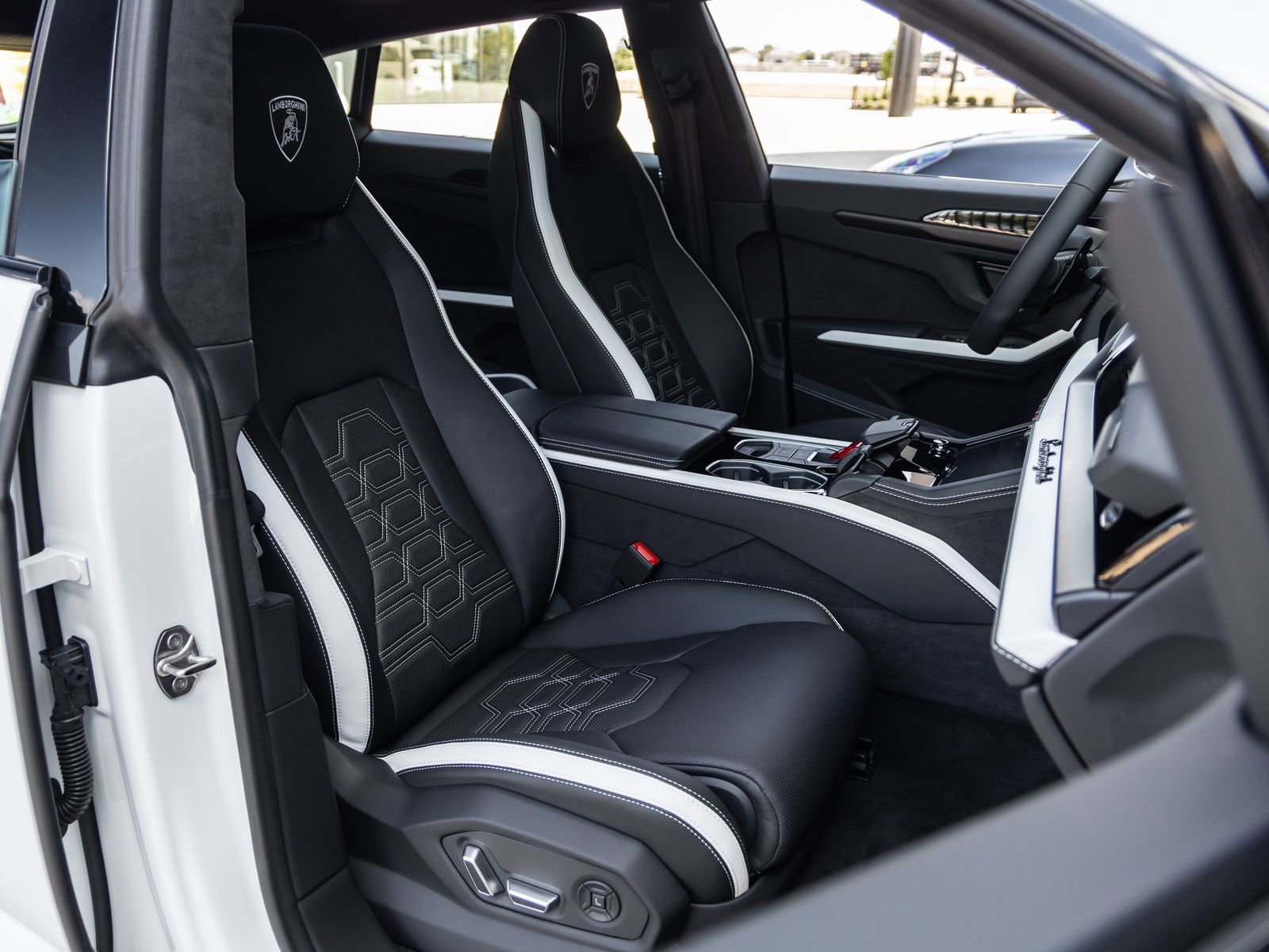 Used 2025 Lamborghini Urus SE AWD/4WD image 47