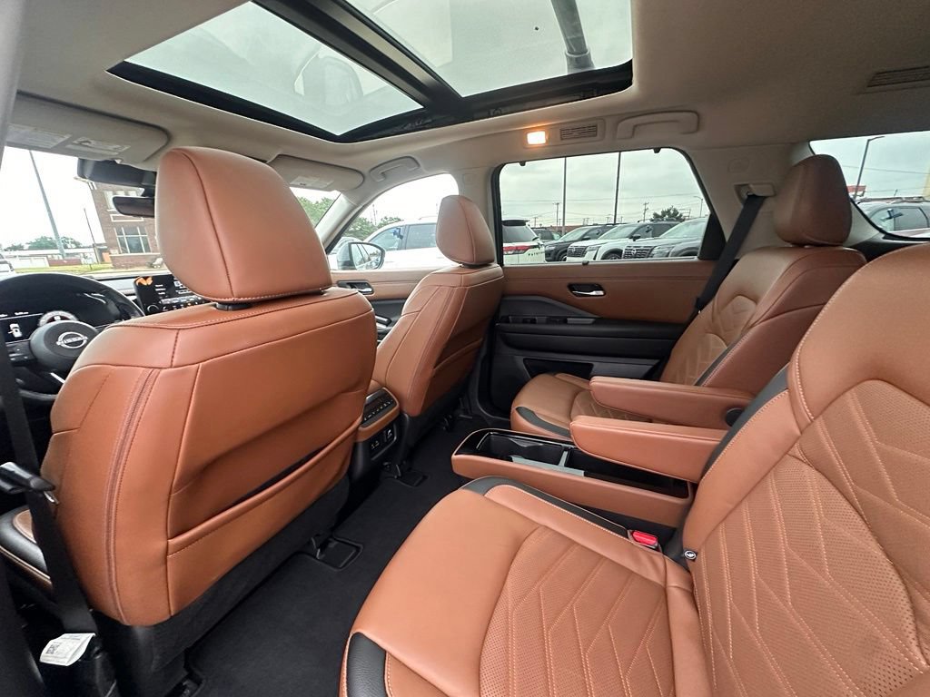 Certified 2023 Nissan Pathfinder Platinum FWD image 18