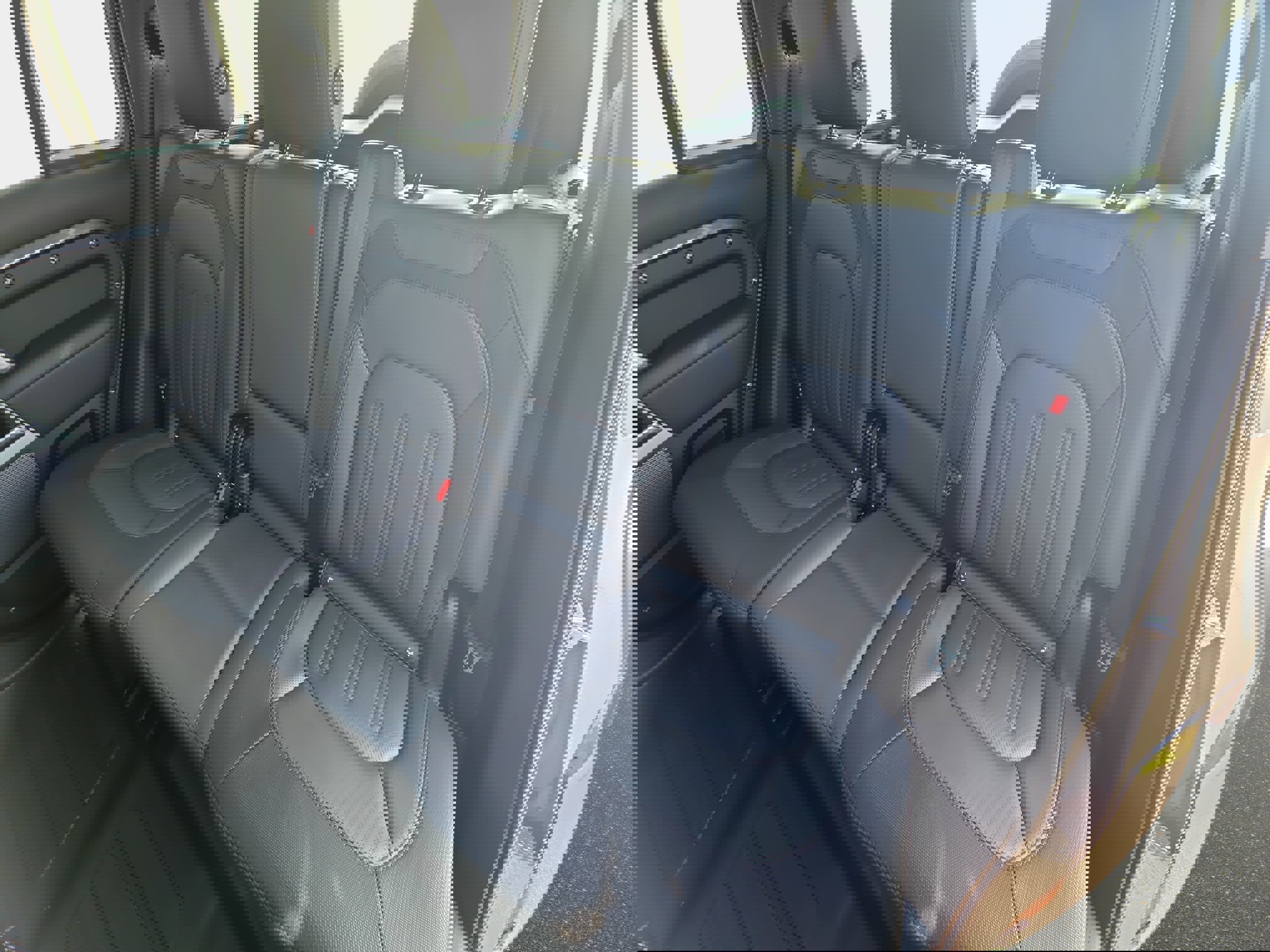 Certified 2022 Land Rover Defender 110 X-Dynamic HSE image 13