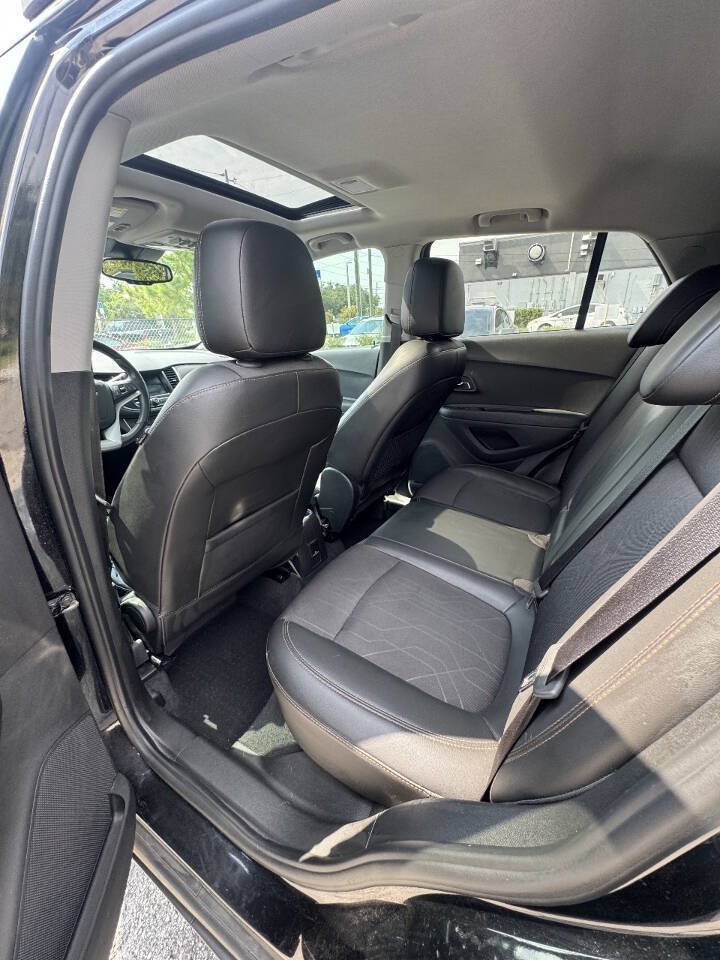 Used 2018 Chevrolet Trax LT w/ Sun & Sound Package AWD/4WD image 13