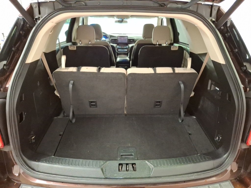Used 2020 Ford Explorer XLT w/ Comfort Package image 12