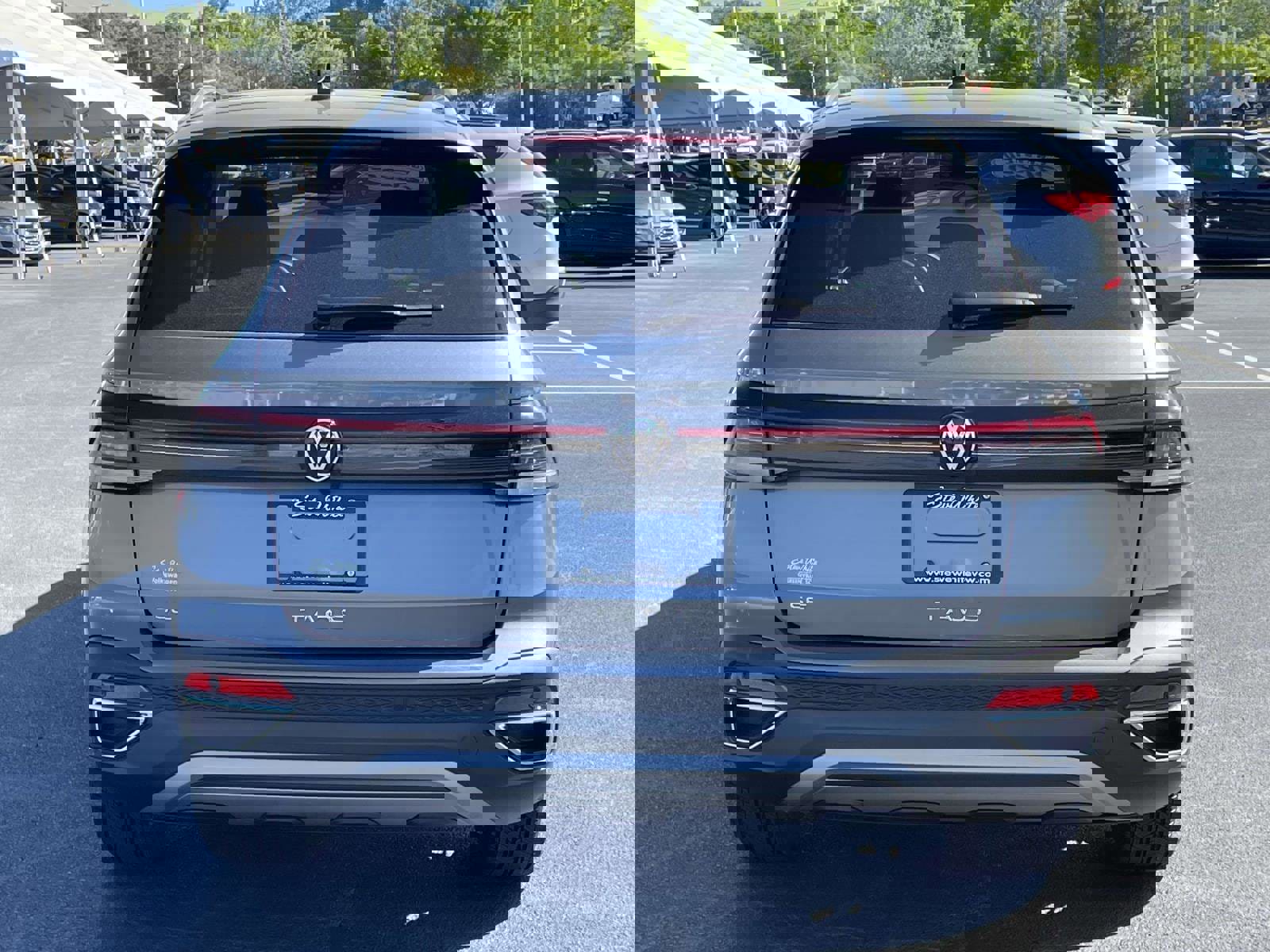 Used 2025 Volkswagen Taos SE w/ Panoramic Sunroof Package FWD image 6