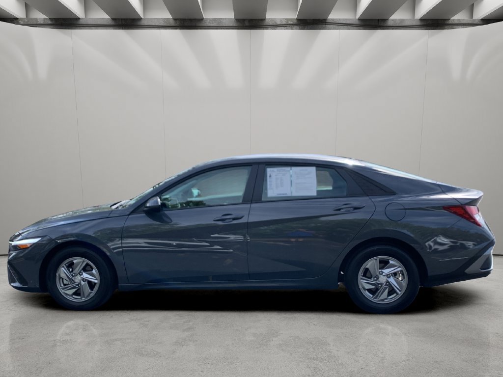 Used 2026 Hyundai Elantra SE FWD image 2