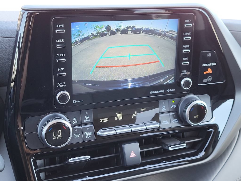 Used 2021 Toyota Highlander LE AWD/4WD image 9