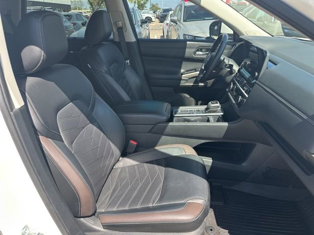 Used 2024 Nissan Pathfinder Platinum w/ Black Appearance Package image 11