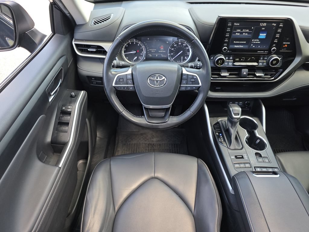 Used 2022 Toyota Highlander XLE AWD/4WD image 3