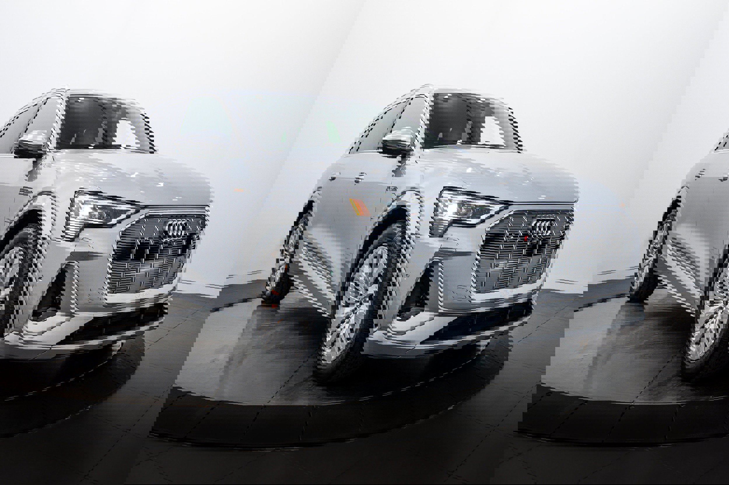 Certified 2023 Audi e-tron S Premium Plus AWD/4WD image 2