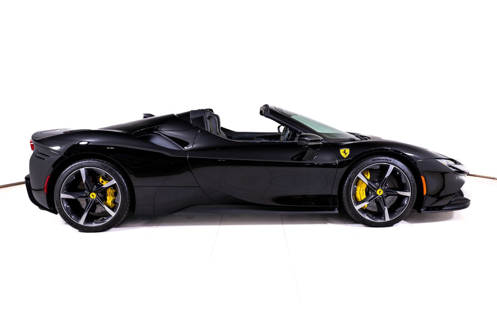 Used 2022 Ferrari SF90 Spider AWD/4WD image 8