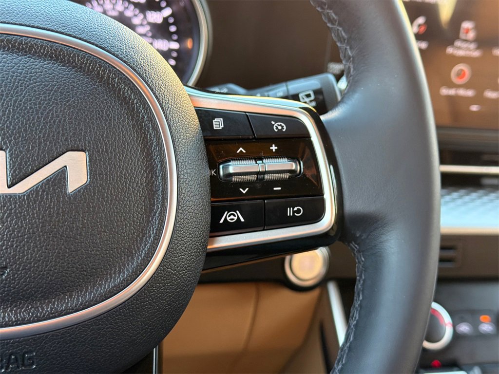 Used 2023 Kia Carnival LX image 22