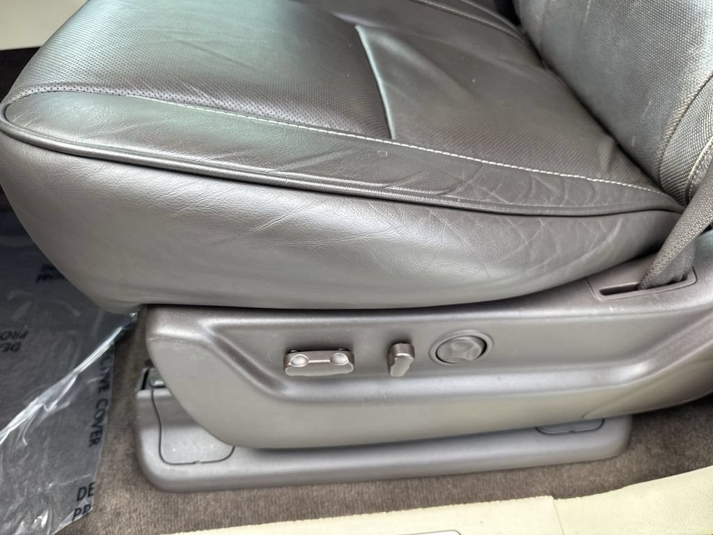 Used 2013 Cadillac Escalade Platinum RWD image 41