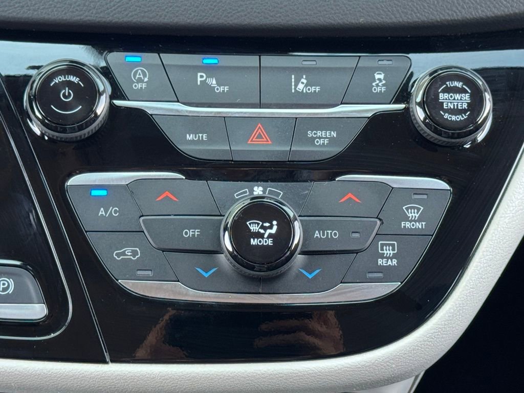 Used 2024 Chrysler Pacifica Touring-L image 26