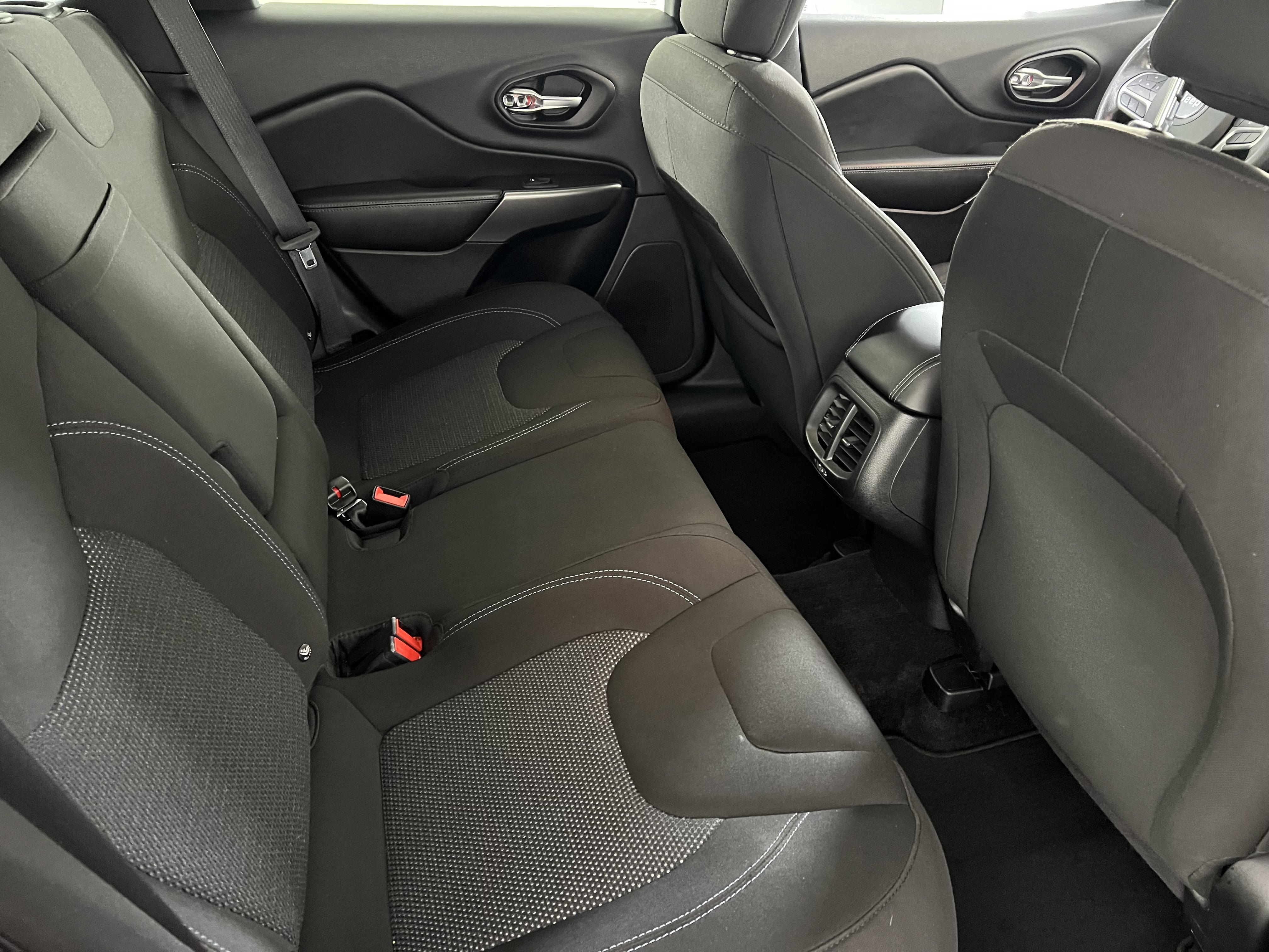 Used 2019 Jeep Cherokee Latitude w/ Popular Appearance Group image 23