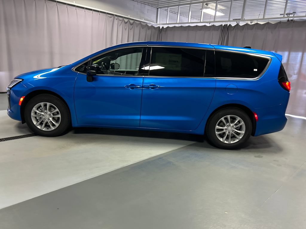 New 2027 Chrysler Pacifica Select FWD image 4