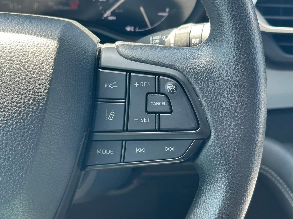 Used 2025 Toyota Sienna LE image 39