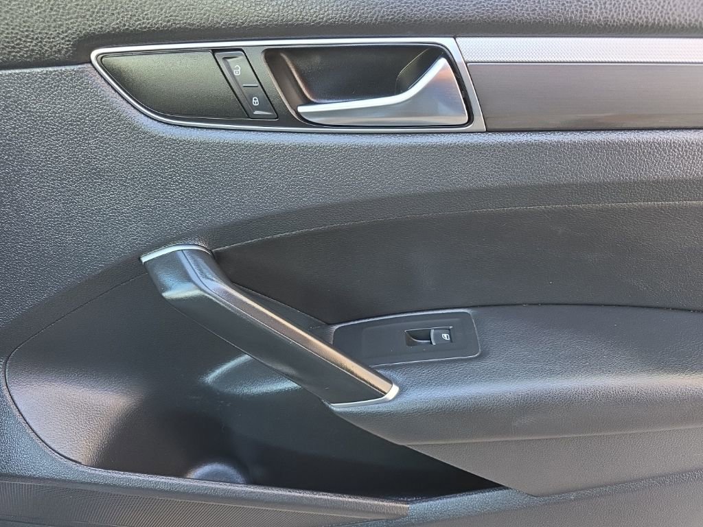 Used 2017 Volkswagen Passat 1.8T R-Line image 21