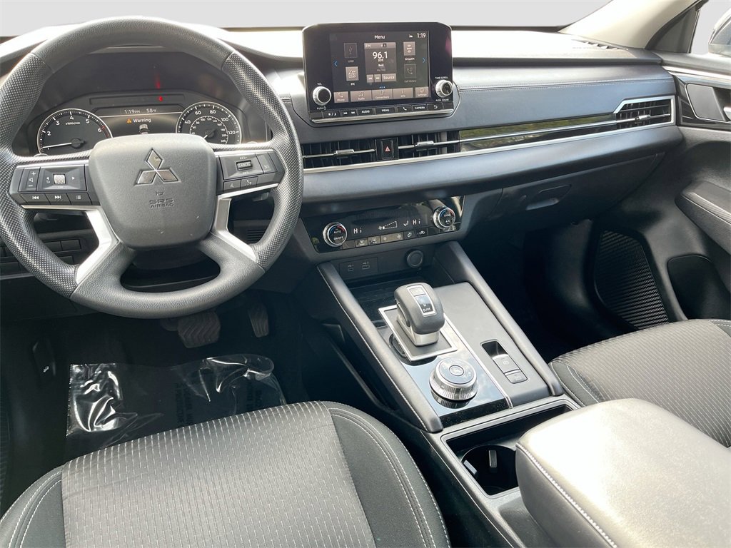Used 2024 Mitsubishi Outlander ES image 21