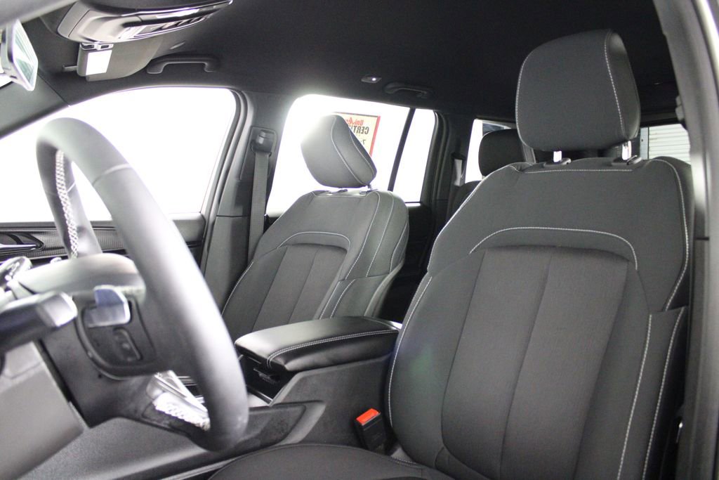 Used 2025 Jeep Grand Cherokee Laredo image 18