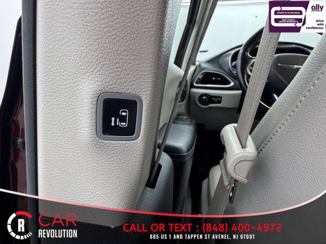 Used 2021 Chrysler Pacifica Touring-L FWD image 58