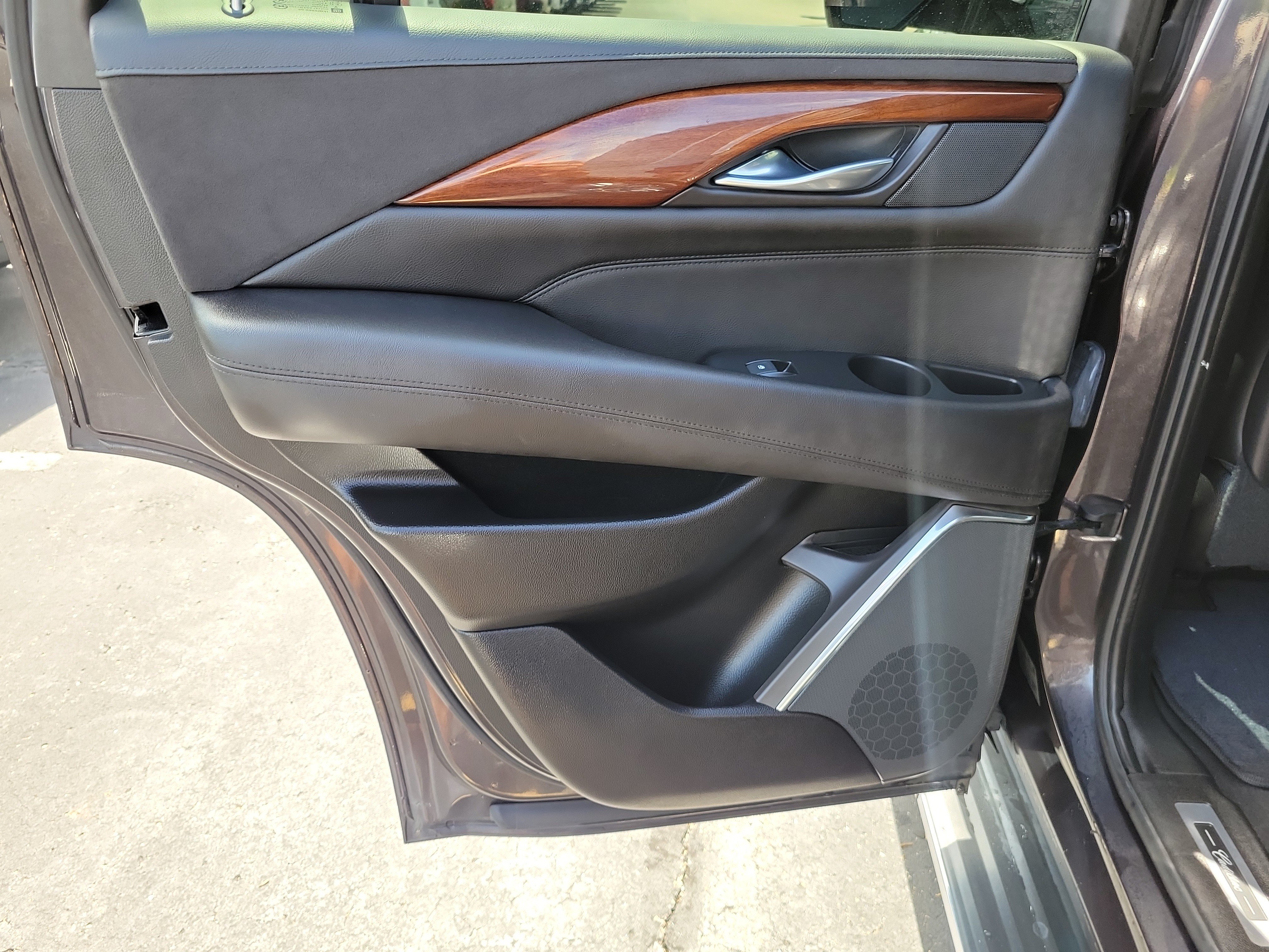 Used 2015 Cadillac Escalade Luxury AWD/4WD image 15