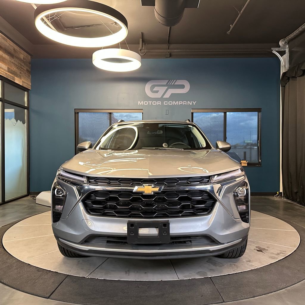 Used 2025 Chevrolet Trax LT w/ LT Convenience Package FWD image 8