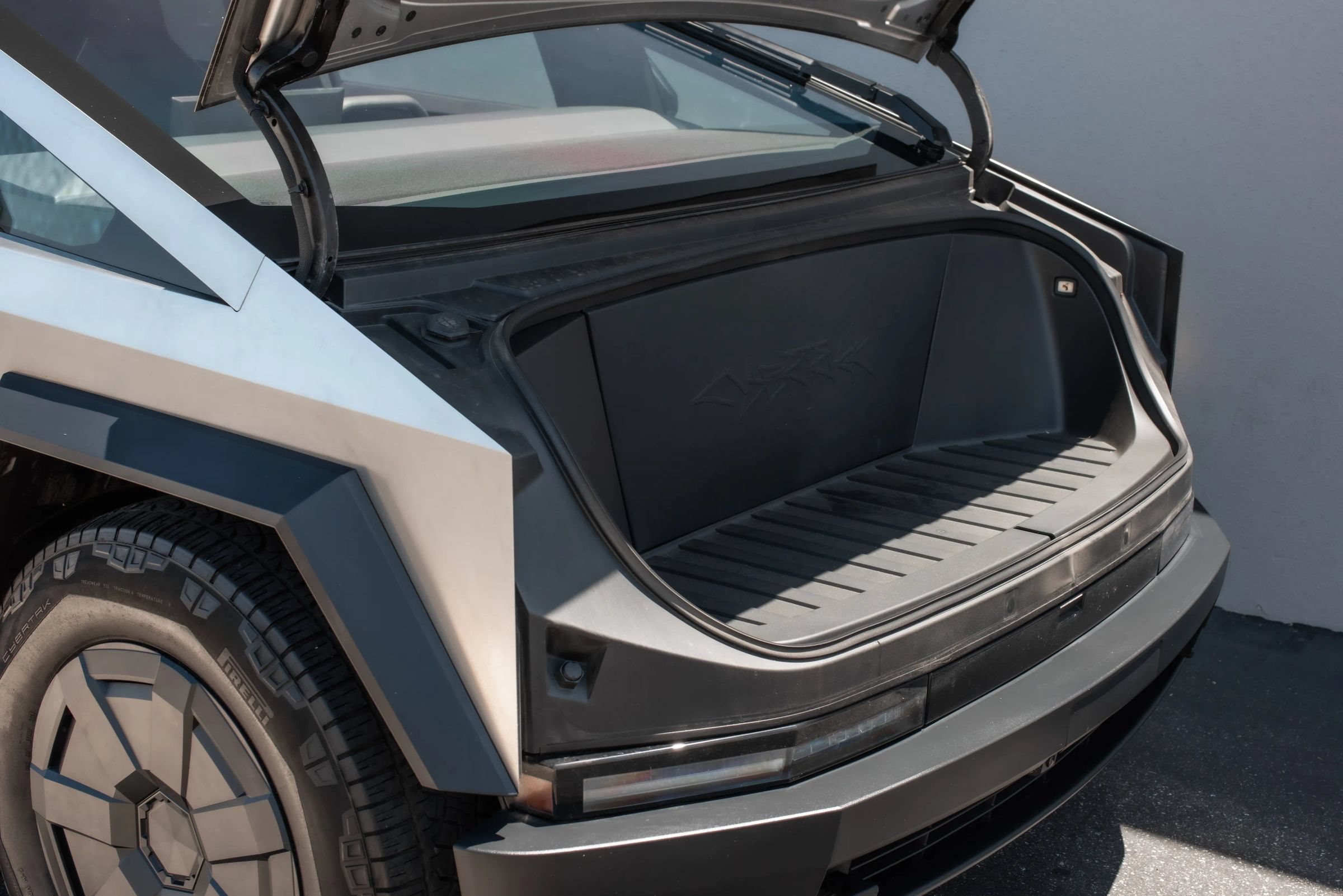 Used 2025 Tesla Cybertruck AWD Crew Cab image 31