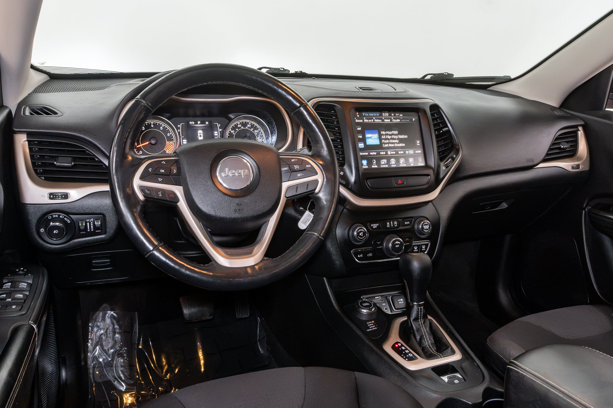 Used 2015 Jeep Cherokee Latitude w/ Cold Weather Group AWD/4WD image 9