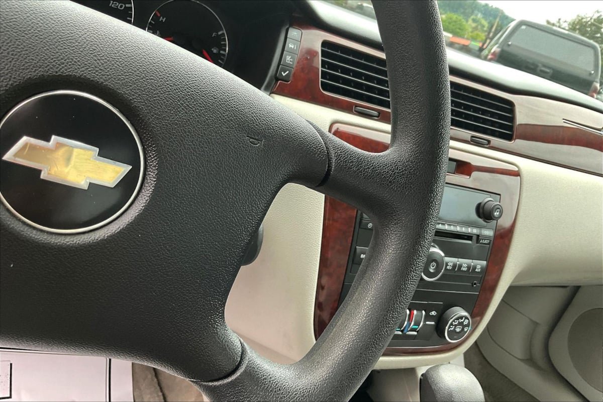 Used 2008 Chevrolet Impala LT FWD image 12