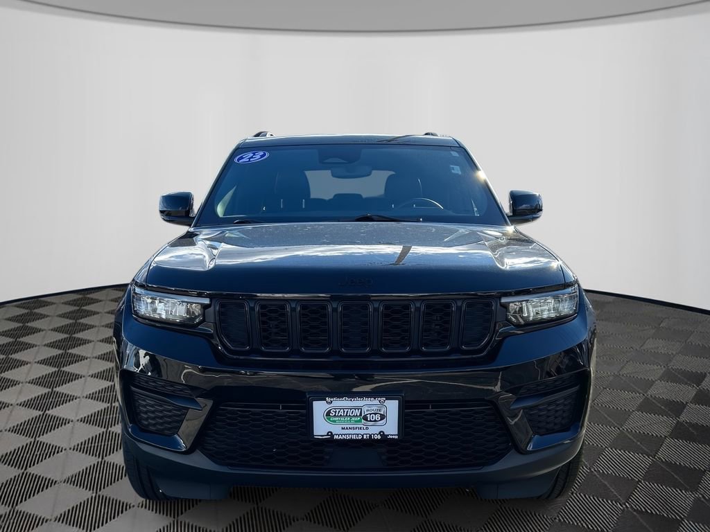 Used 2023 Jeep Grand Cherokee Altitude image 2