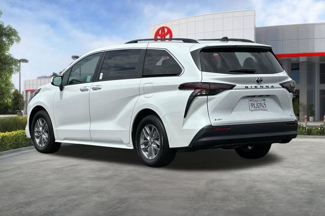 Certified 2026 Toyota Sienna XLE FWD image 7