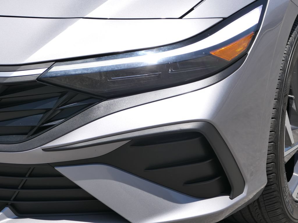 Certified 2025 Hyundai Elantra Sport FWD image 9
