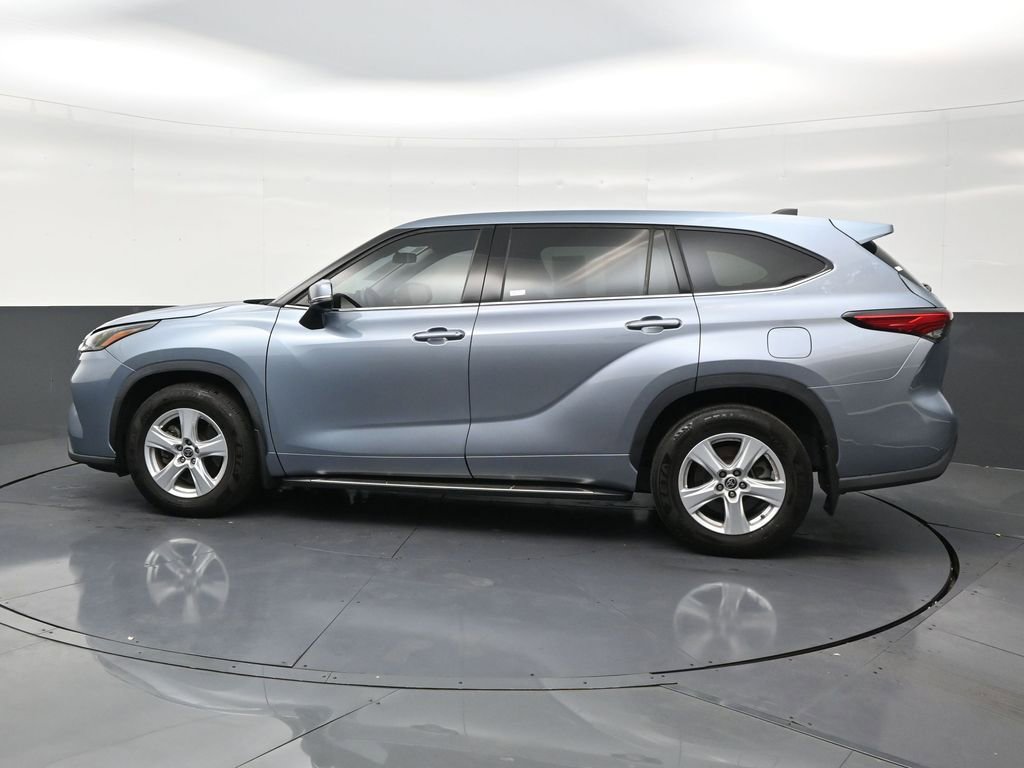 Used 2022 Toyota Highlander LE image 2
