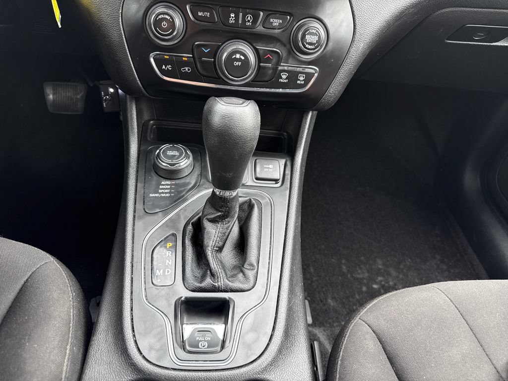 Used 2019 Jeep Cherokee Latitude w/ Cold Weather Group AWD/4WD image 23
