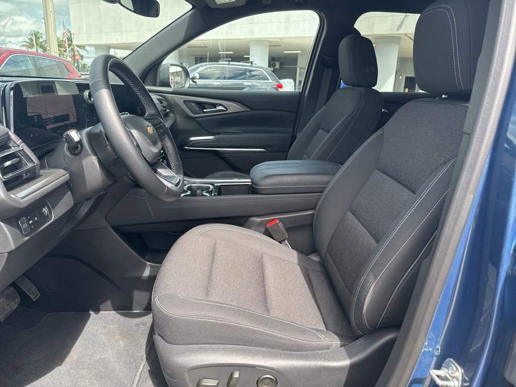 Used 2025 Chevrolet Traverse LT image 6