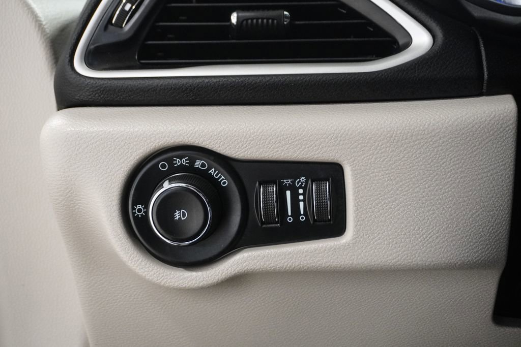 Certified 2023 Chrysler Pacifica Touring-L image 15