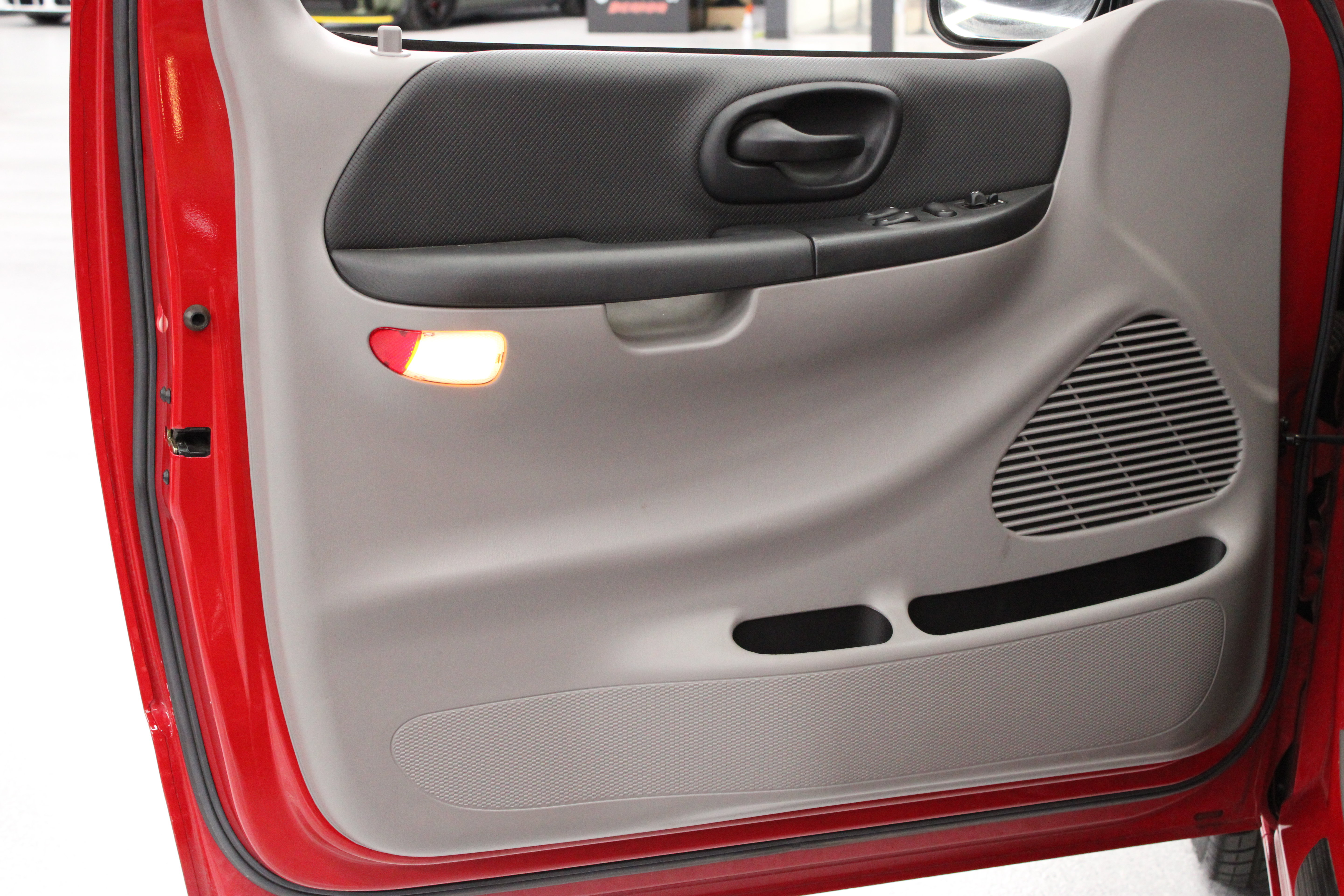 Used 1999 Ford F150 Lightning RWD image 7