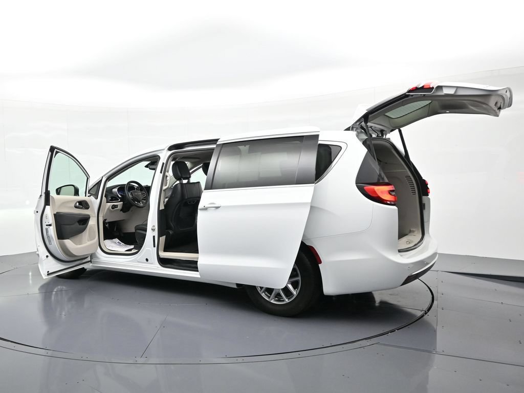 Used 2023 Chrysler Pacifica Touring-L FWD image 38