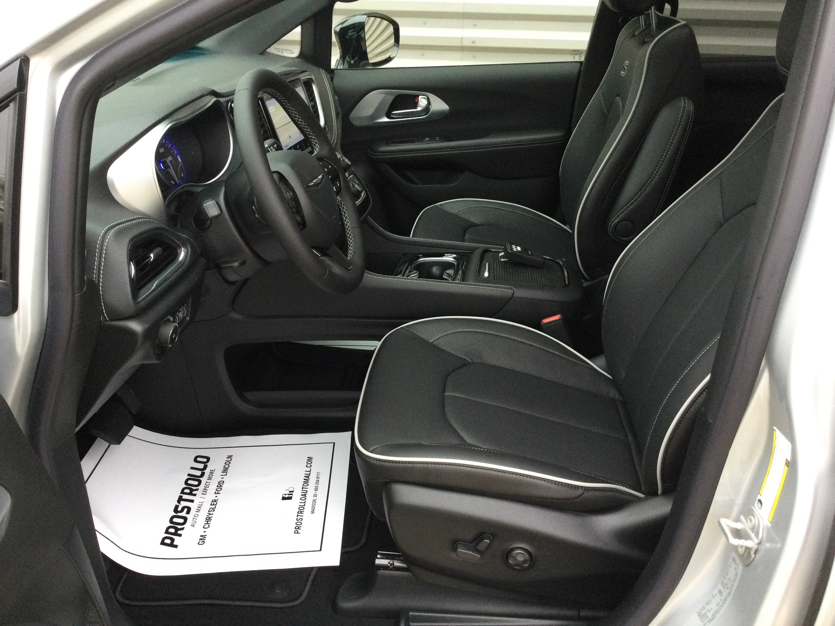 New 2026 Chrysler Pacifica Limited image 8