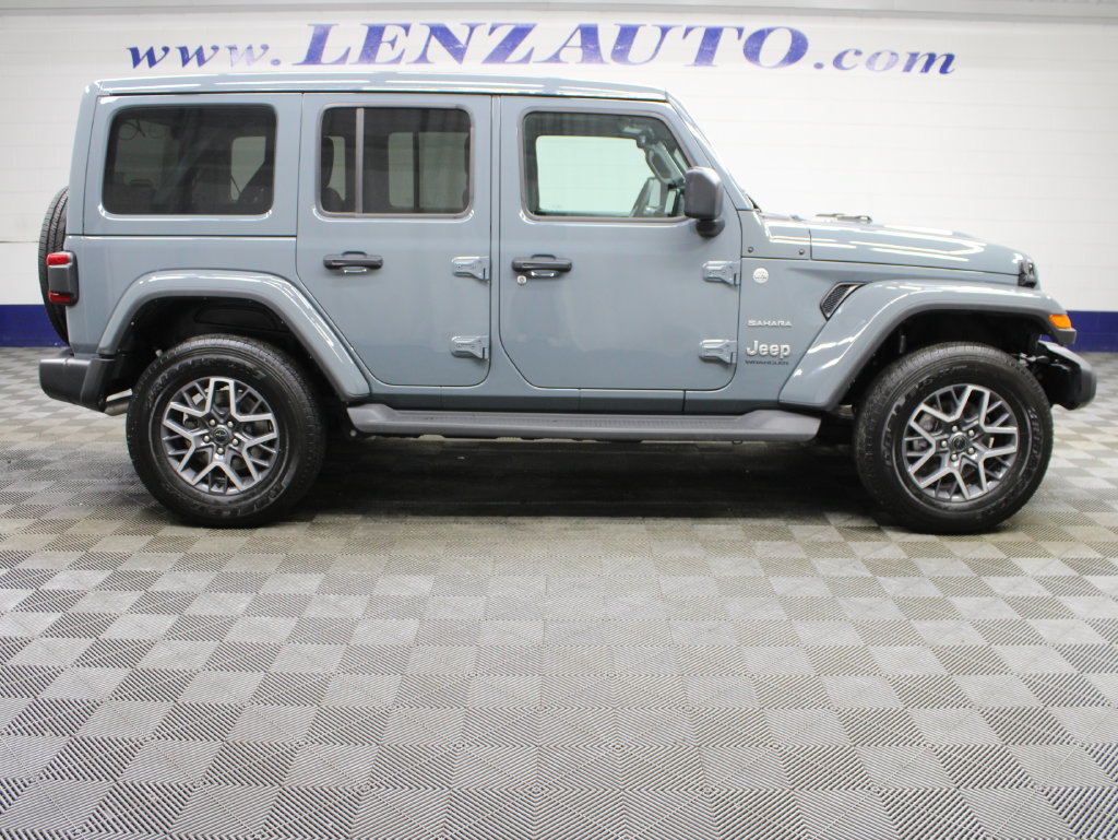 Used 2024 Jeep Wrangler Unlimited Sahara w/ Technology Group AWD/4WD image 2