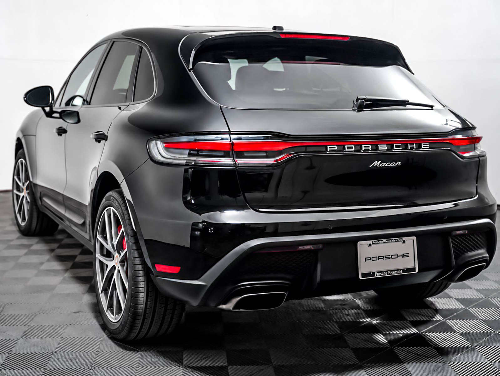 Certified 2023 Porsche Macan S AWD/4WD image 3
