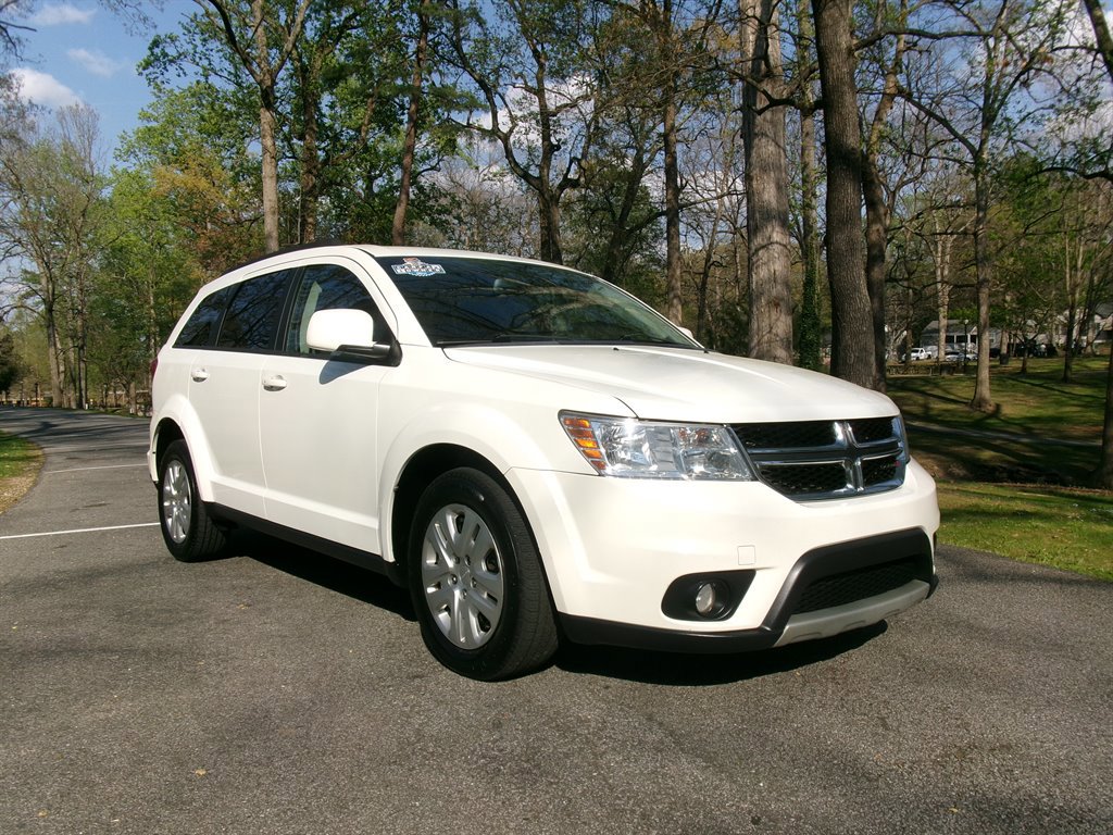 Used 2019 Dodge Journey SE w/ Connectivity Group FWD image 3