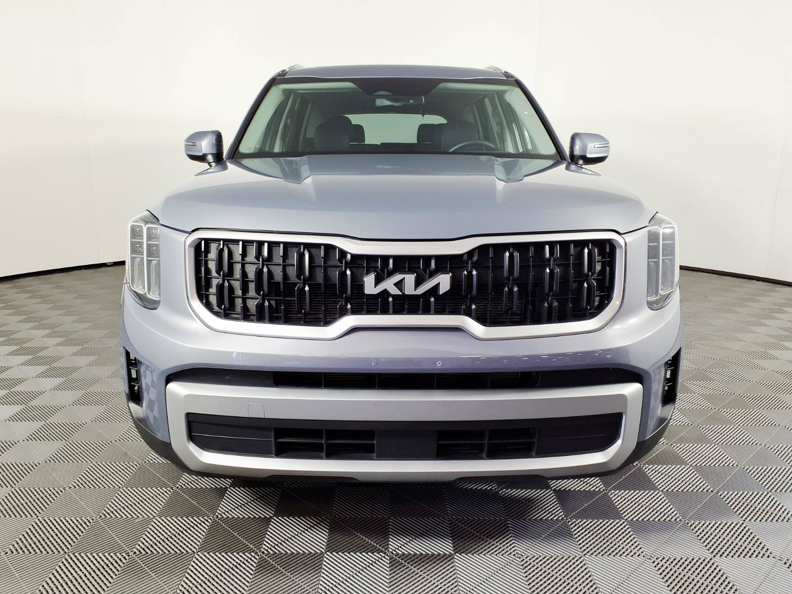 Used 2023 Kia Telluride EX w/ EX Captain's Chair Package FWD image 2
